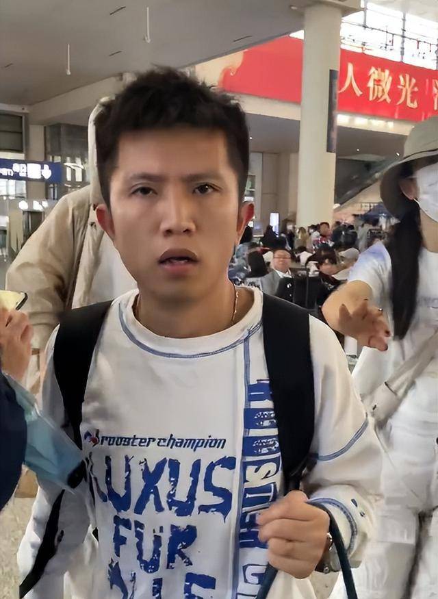 手机所属地:张杰谢娜现身上海高铁站，助理怒气冲冲地打代拍手机，引发热议